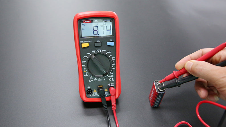 UNI-T UT133A measuring voltage in use