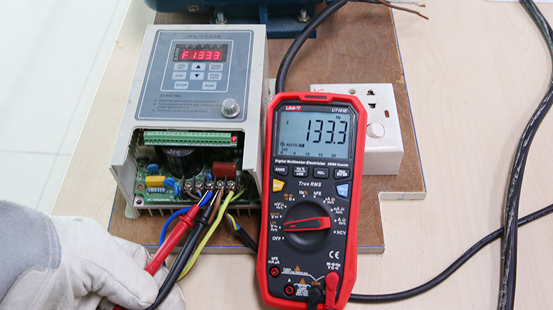 UNI-T UT161E measuring frequency in use