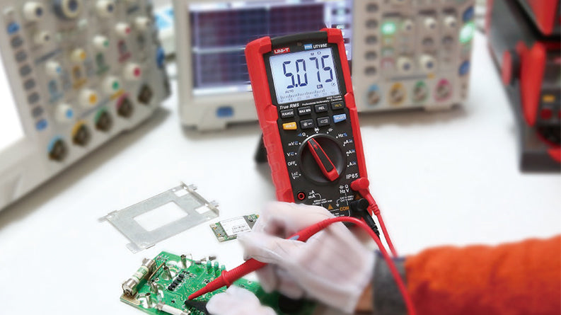 UNI-T UT195E measuring resistance in use