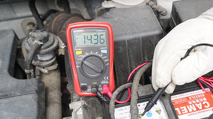 UNI-T UT33A+ measuring DC voltage in use