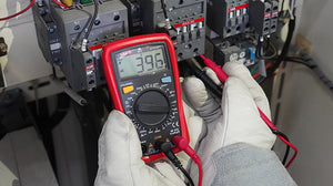UNI-T UT33D+ measuring AC voltage in use