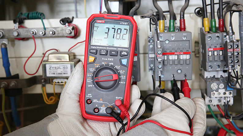 UNI-T UT61+ measuring voltage in use