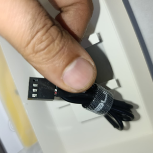 Ineo M.2 Heatsink SSD Cooler With 20mm Cooling Fan - Model C2600-II For Nvme 2280 SSD - a close-up of a black 3-pin fan connector cable held by a hand with an ASUS branded cable tie.