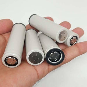Pull-out High Quality 18650 3.7V 2600mAh Molicel Cell Battery - five grey cylindrical batteries held in a hand, displaying their metal contact ends.