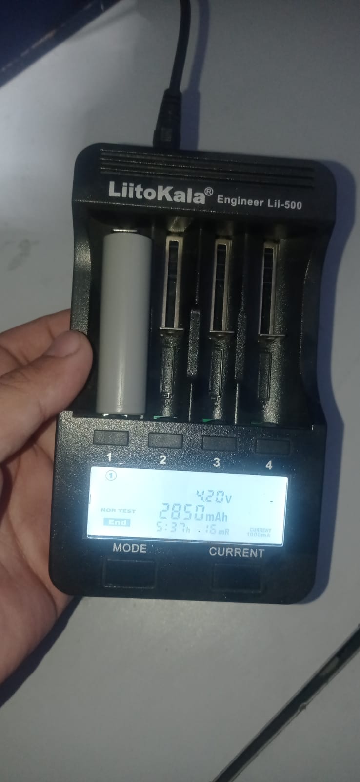 Sinowatt SW18650-30SP 3000mAh High Discharge Rate Cell - LiitoKala Lii-500 charger showing 4.20v, 2850mAh, 5:37h, and 16 mR on the LCD screen.