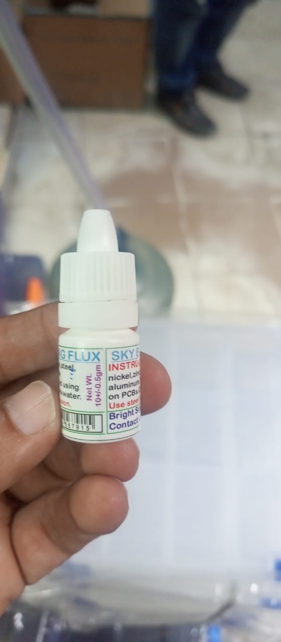 Stainless Steel Flux Soldering Stainless Steel Liquid Solder Soldering Liquid Solution - Liquid Soldering FluxL - Liquid Paste - a small white plastic squeeze bottle held in a hand, showing the product label with text and a barcode.