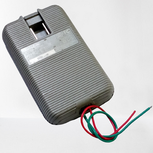 Targus Apa Power Supply 24V 4.75A - shown as a grey, rectangular, ribbed power brick with a protruding connector and two loose red and green wires.