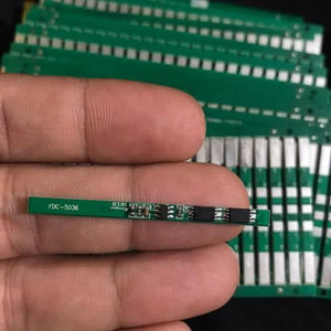 Temperature Sensor Thermistor 1s 3.7V 5A Li-ion BMS Pcm Battery Protection Board Pcm For 18650 Lithium Ion Li Polymer Battery - a close-up of a green rectangular circuit board held by fingers.