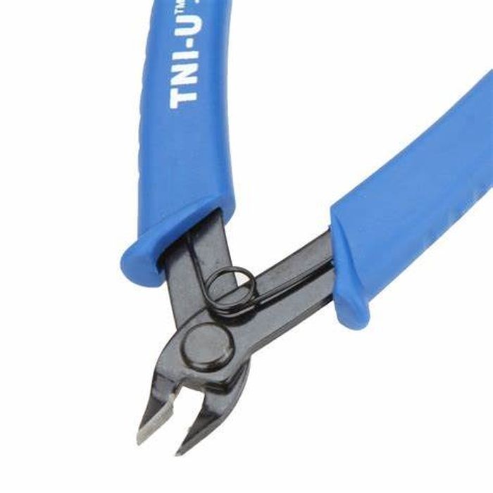 Tu-109 5 ’’ Electric Excellent Curved Cut Pliers Jewelry Fishing Pliers - show a close-up of the black metal cutting head and blue handles with the brand name printed on them.