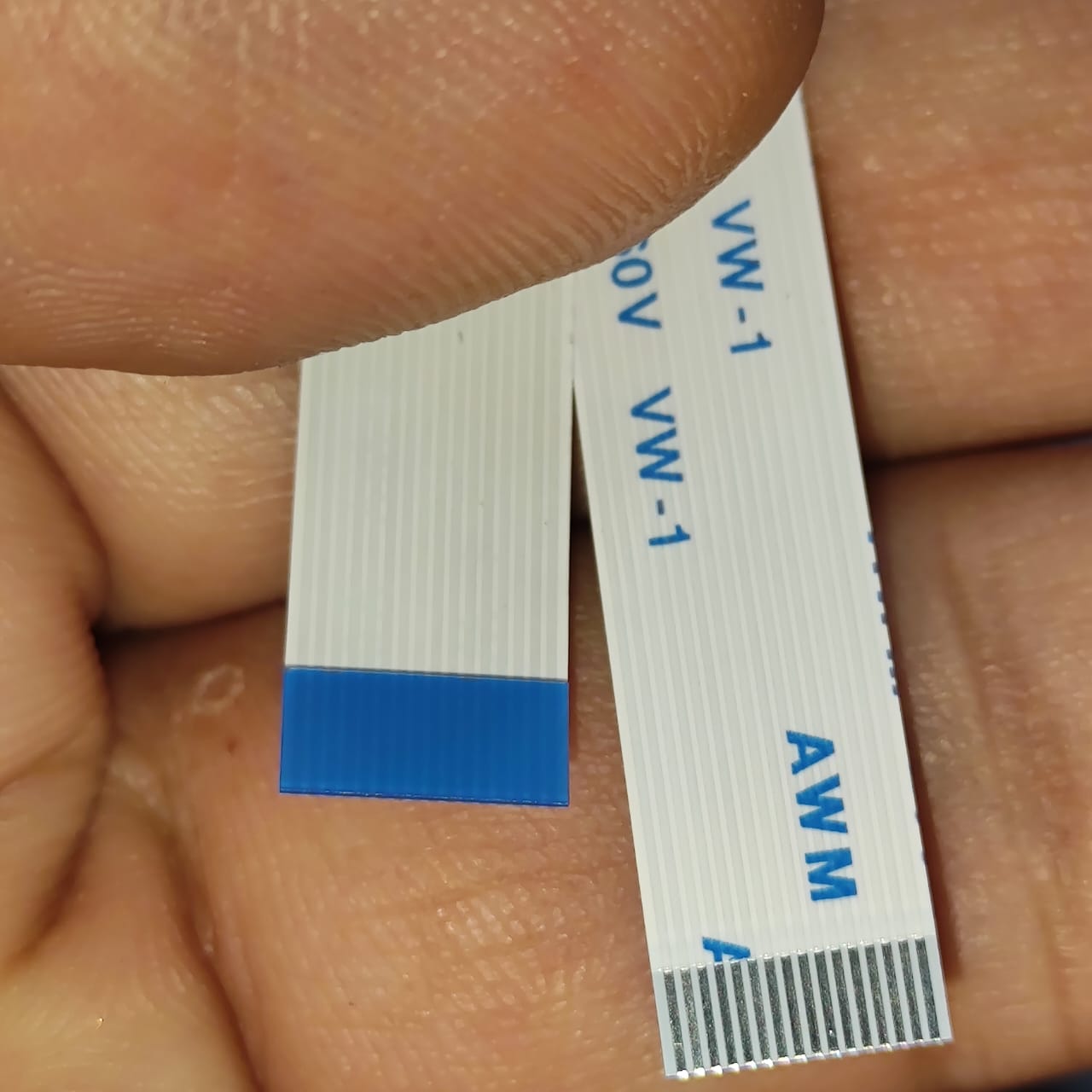 0.5-16P-120mm 0.5 Inch Pitch 16 Pin 120mm Leght Ffc Flexible Flat Cable - a close-up showing two white flat ribbon cables with blue reinforcement tape and exposed gold contact pins.