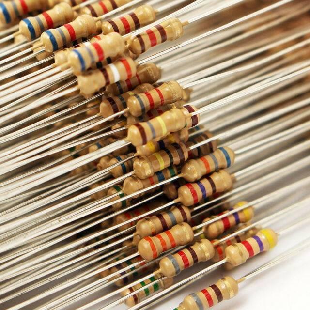 150pcs Resistor Pack Of 15 Values 10R,47R,100R,220R,330R,470R,1k,2.2k,4.7k,6.8k,10k,22k,47k,100k,220k - a close-up pile of numerous tan-coloured axial-lead resistors with various multi-coloured bands indicating their values.