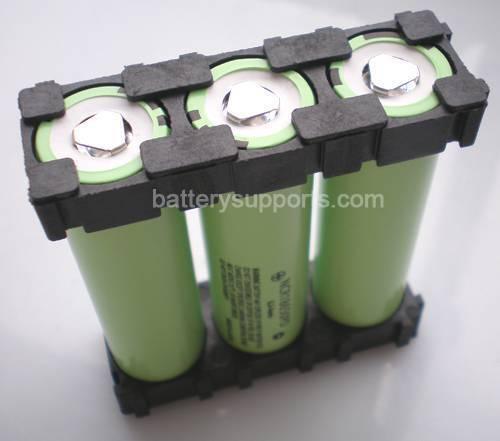 18650 Lithium Battery Holder 3p - holding three green cylindrical lithium-ion batteries in a black plastic frame.
