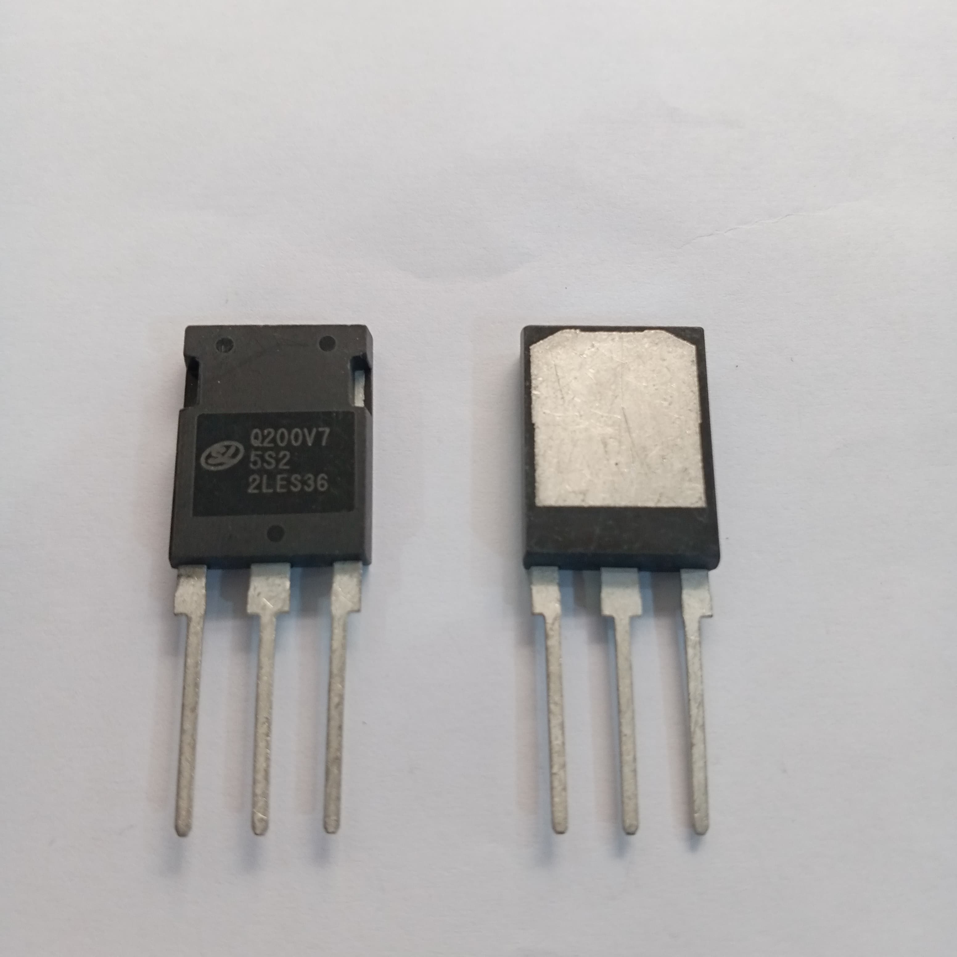 200A 750V IGBT Q200V75SDB1 SGTQ200V75SDB1-digilog.PK - two black electronic components with three metal pins, one displaying text including Q200V7 and the other showing a metal back.