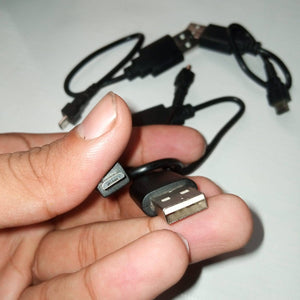 20cm High Quality Micro USB Cable For Programming Nodemcu Wemos D1 ESP32 - a close-up of the black USB-A and micro-USB connectors held by a hand.