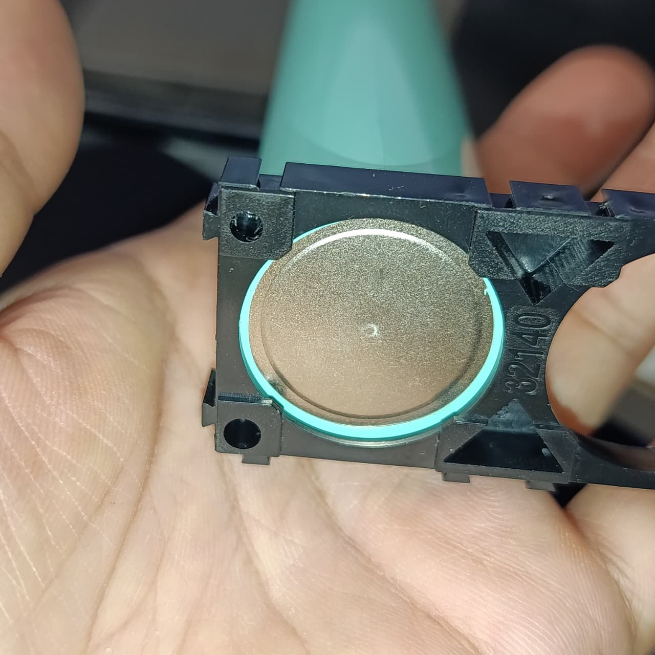 32140 Lithium Cell Holder Bracket - Dual Cell Spacer - a close-up showing a single cylindrical cell held within the black plastic frame.