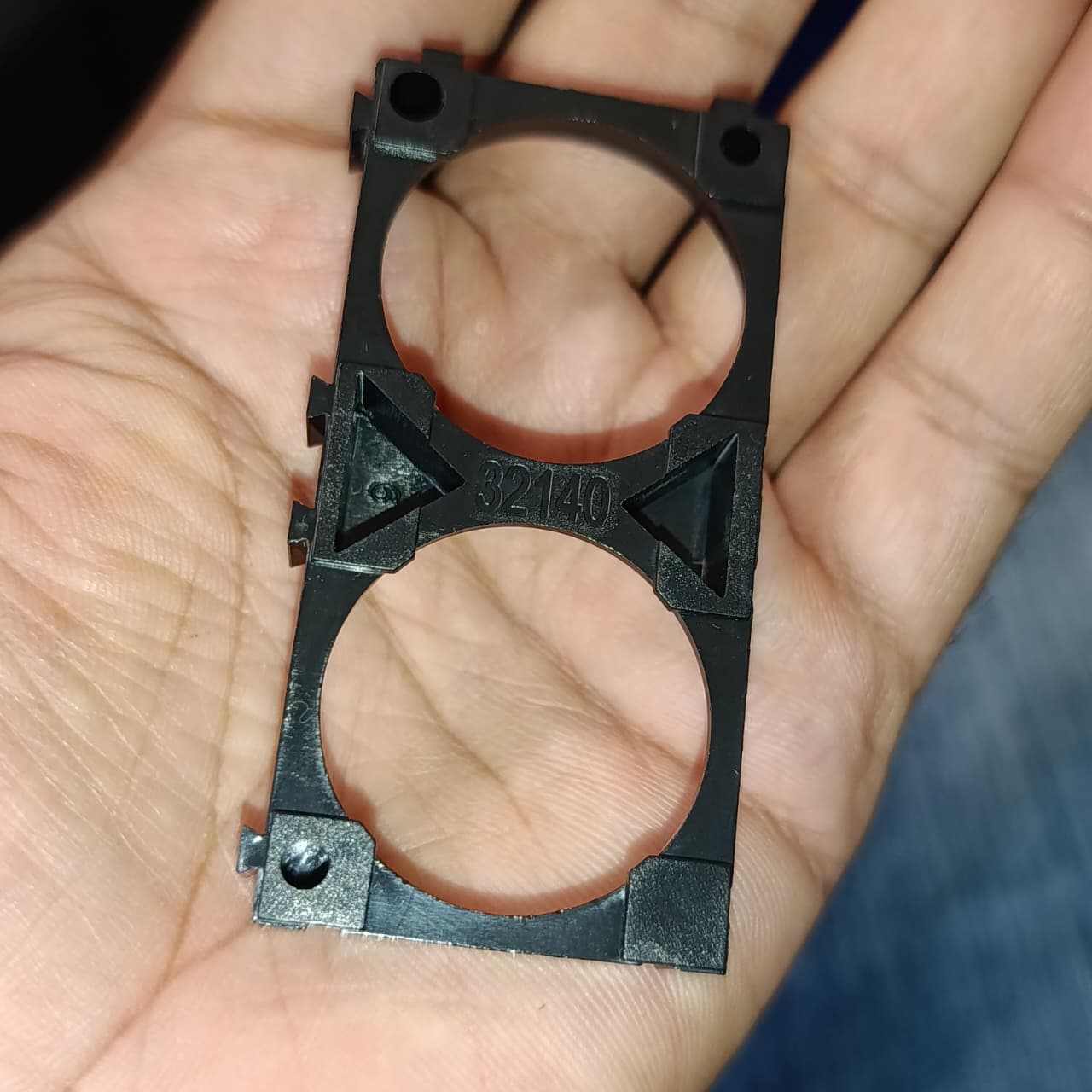 32140 Lithium Cell Holder Bracket - Dual Cell Spacer - a black plastic dual-cell holder with the text "32140" molded into the center support.