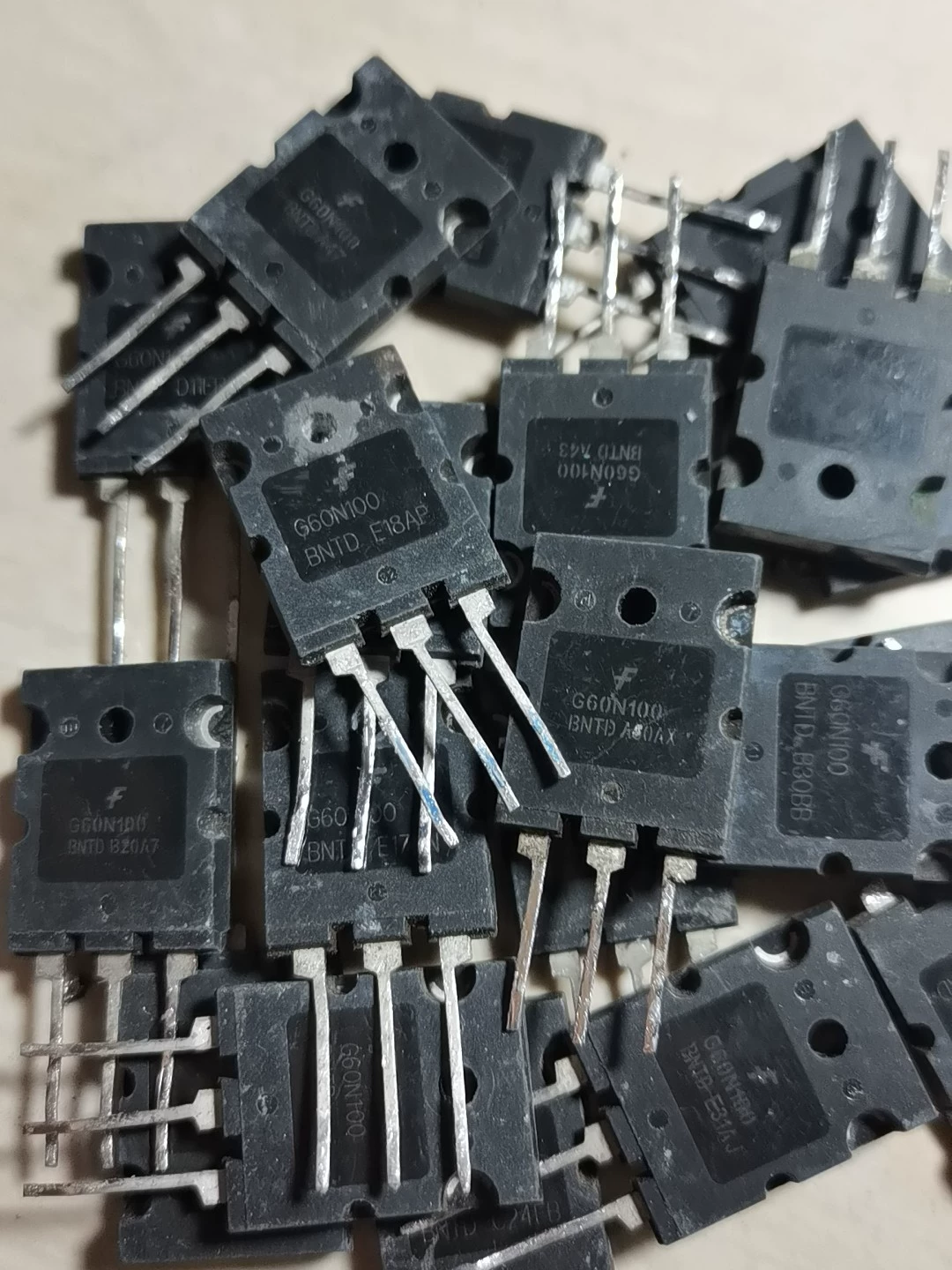 60A 1000V IGBT G60N100BNTD TGL60N100ND1 Npt Trench IGBT With Soft Recovery Diode, TO-264 Package|digilog.pk - a pile of black TO-264 package transistors with three metal pins each, showing the model number printed on the front.