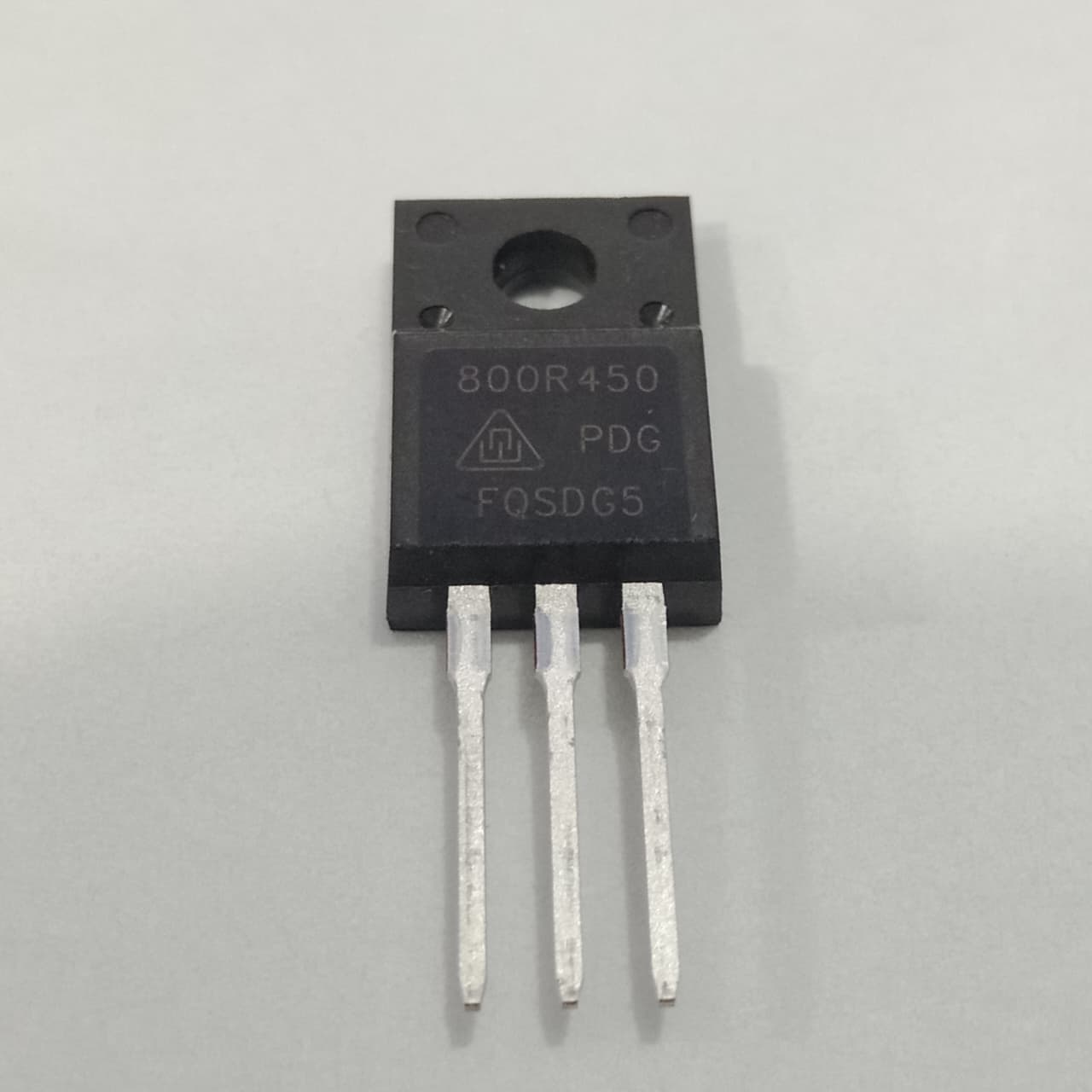 800R450 Power MOSFET N-channel - a black three-pin electronic component with 800R450, PDG, and FQSDG5 printed on its surface.