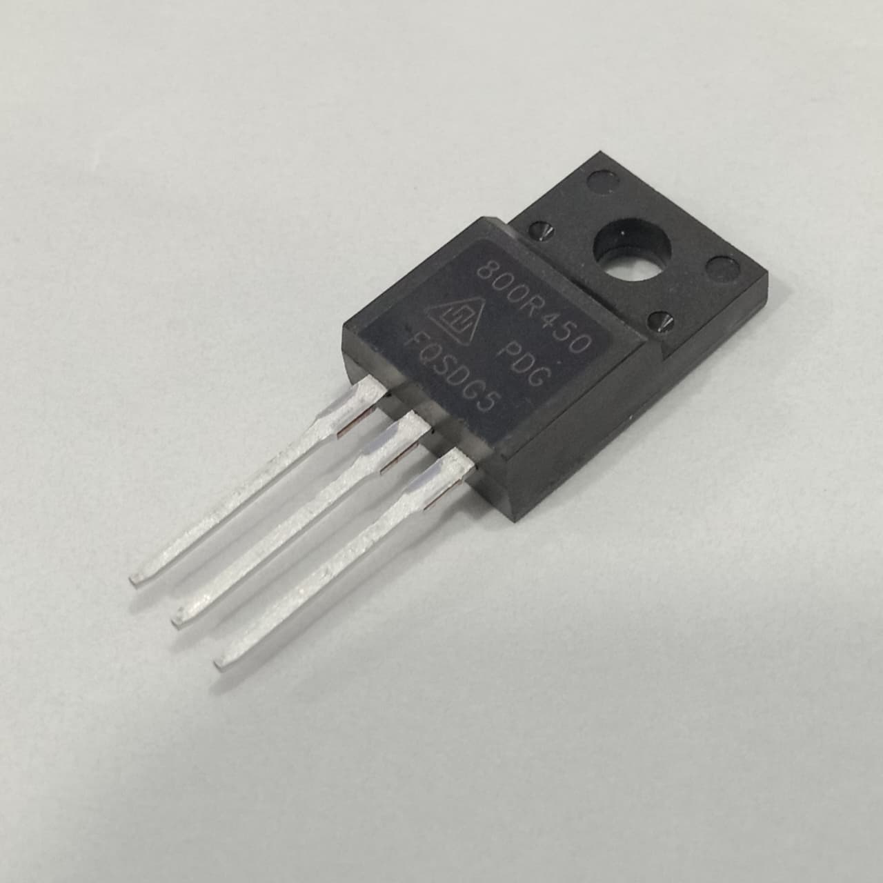 800R450 Power MOSFET N-channel - shown as a black, three-pin electronic component with the text "800R450", "PDG", and "FQSDG5" printed on its surface.