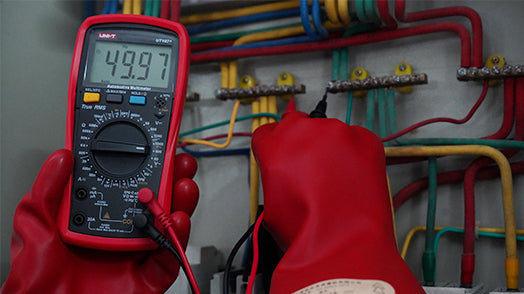 UNI-T UT107+ automotive multimeter diagnostics in use