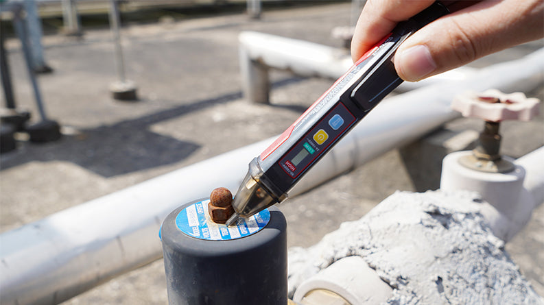 UNI-T UT12M voltage detector application