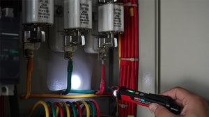 UNI-T UT12E voltage detector vibration alert in use