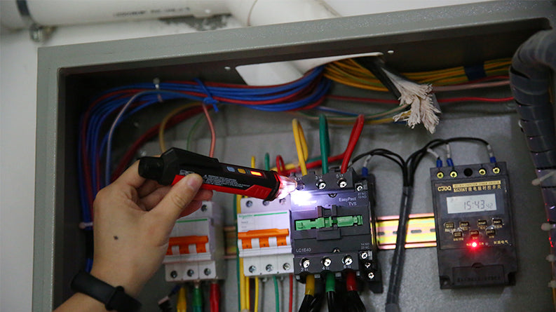 UNI-T UT12E voltage detector in use