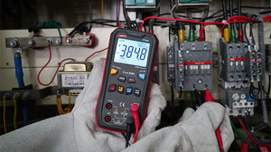 UNI-T UT60S measuring voltage in use