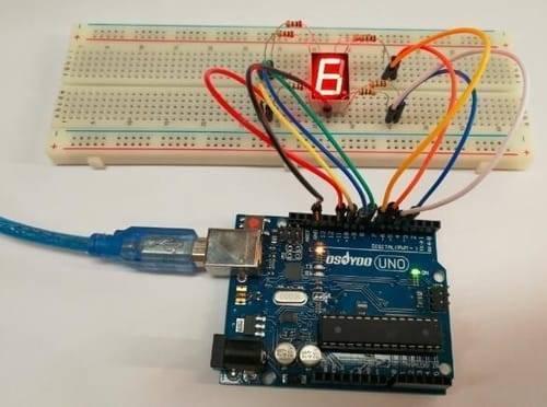 Ca 1 Digit 7 Segment 0.7 Inch LED Common Anode Display - wired to an Osoyoo Uno board on a breadboard, showing the number 6 on the red LED display.
