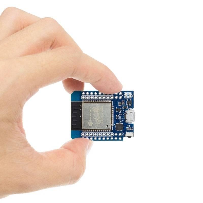 D1 Mini Nodemcu ESP32 ESP-wroom-32 Wlan WiFi Bluetooth IOT Development Board 9102x ) - a blue circuit board, a metal-shielded chip, a micro-USB port, and a reset button.