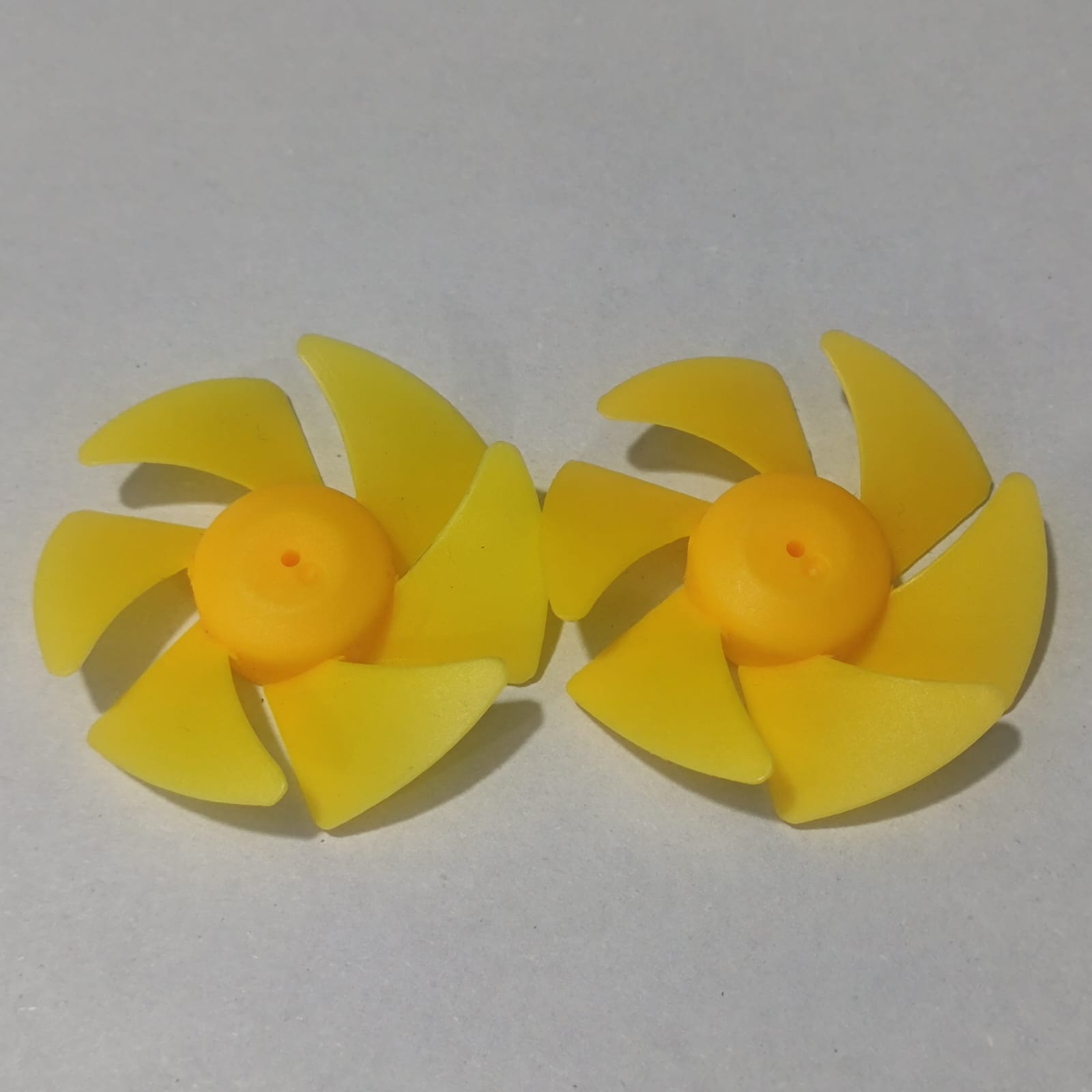 DIY Boat Model 6-blades Propeller 2mm Vortex Fan Paddle Toy Car Fan Spare Part 2*50mm - six-bladed plastic propellers with a central 2mm shaft hole, shown side-by-side.