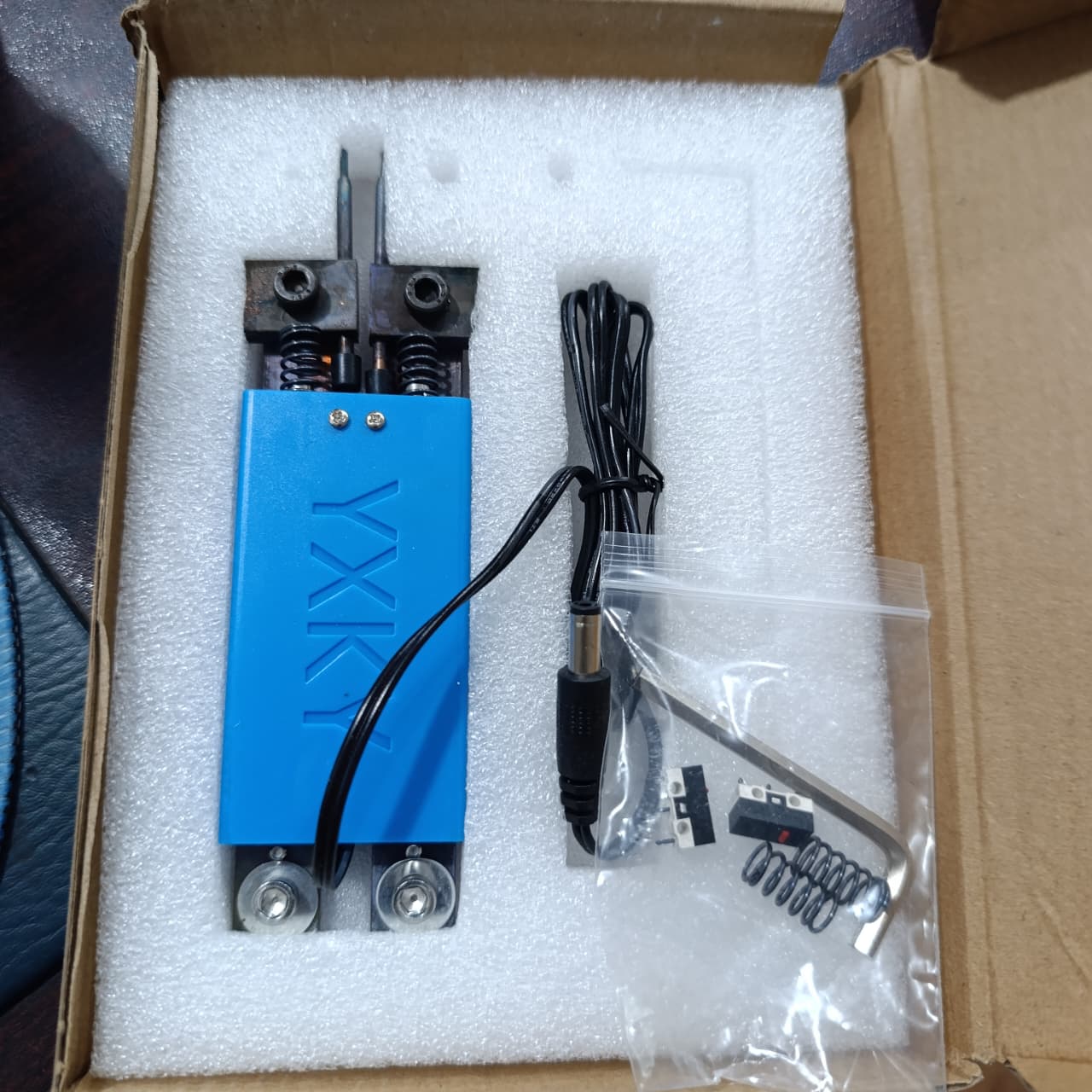 DIY Spot Welder Machine Welding 18650 Battery Handheld Spot Welding Pen Automatic Trigger Built-in Switch Blue - with two probes, a DC power connector, a microswitch, springs, and an Allen key in a foam-lined box.
