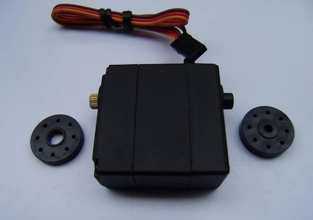 Doman Rc Metal Gear DM-RS151M 360degree Robot Servo 15kg Digital Servo - a black digital servo with a three-wire connector and two circular black plastic attachments.