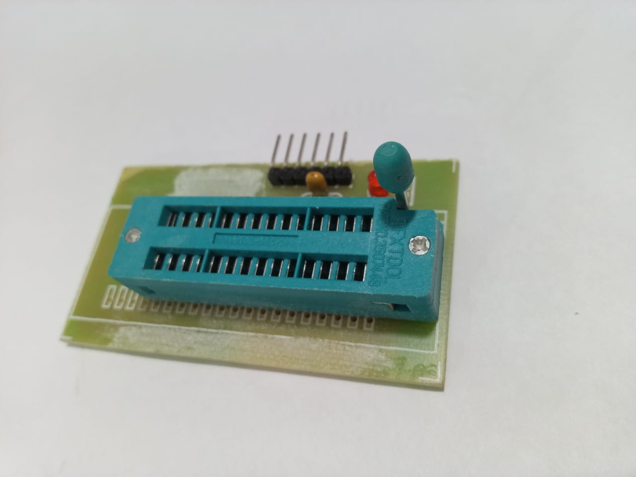 DS30F2010 Programming Socket For Pickit 3 Pickit 2 - a green PCB with a blue ZIF socket, a red LED, and a six-pin header.