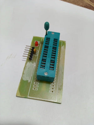 DS30F2010 Programming Socket For Pickit 3 Pickit 2 - a green ZIF socket on a circuit board with a red LED, a yellow capacitor, and a pin header.