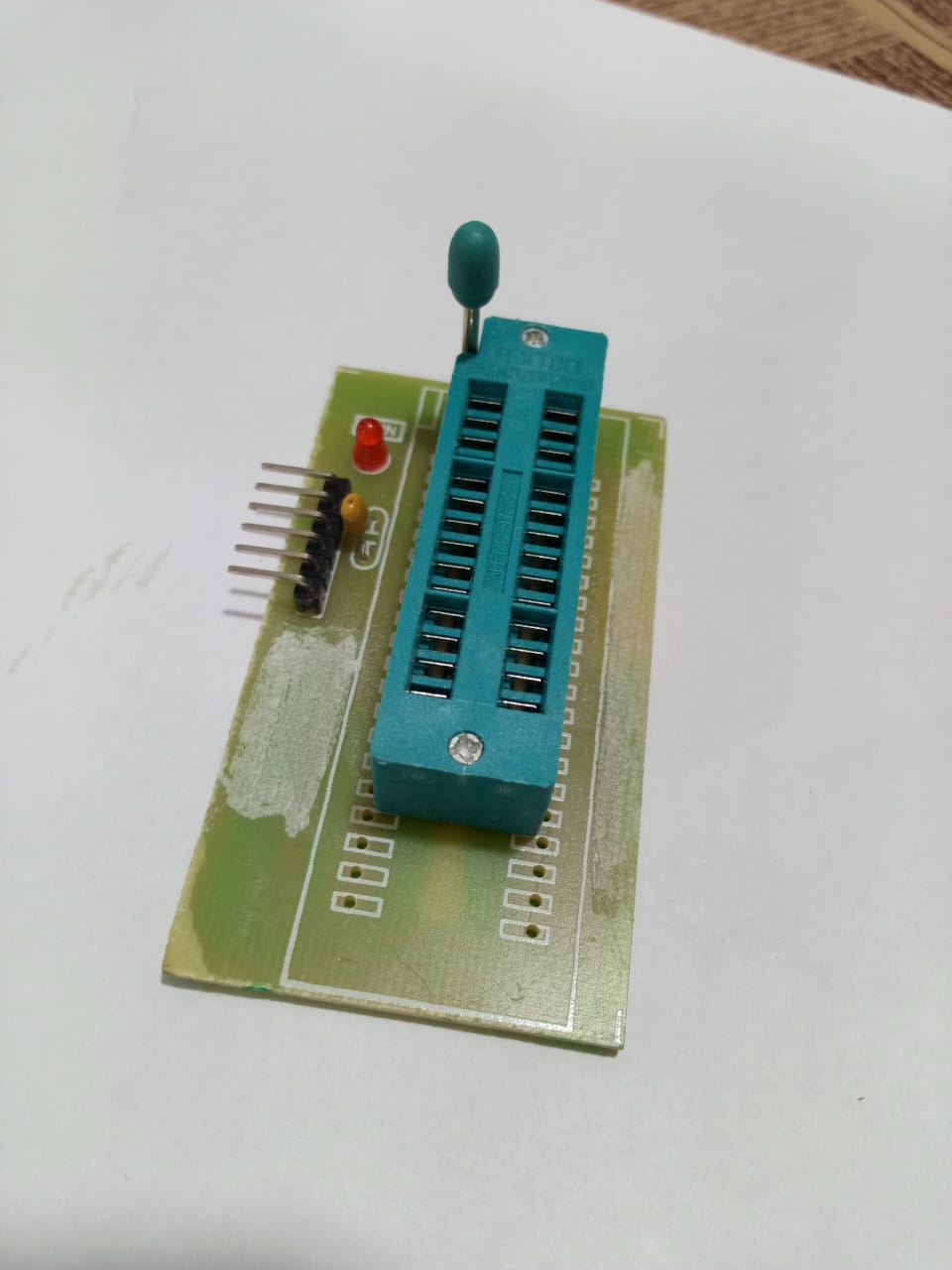 DS30F2010 Programming Socket For Pickit 3 Pickit 2 - a green ZIF socket on a circuit board with a red LED, a yellow capacitor, and a pin header.