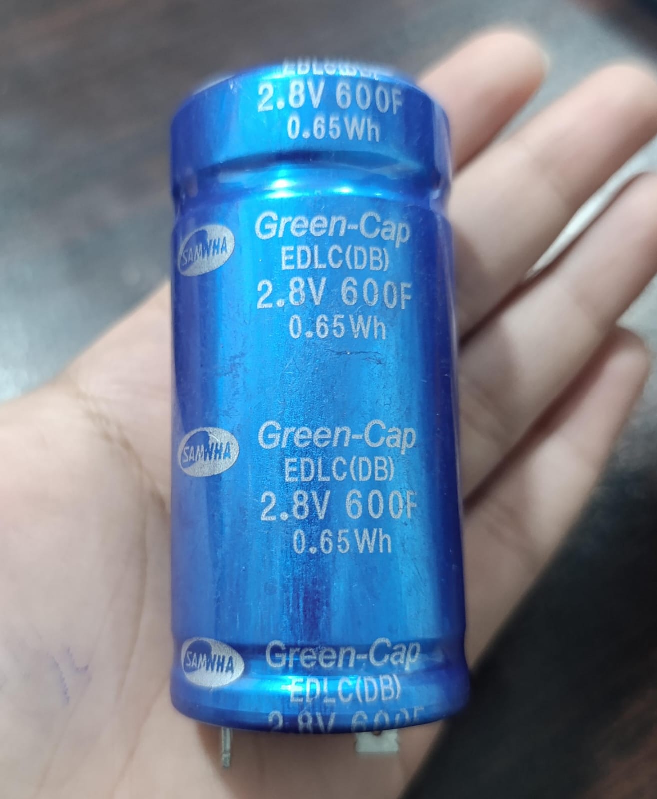Green Cap Edlc(dB) 2.8V 600F Super Capacitor - the blue cylindrical body with printed specifications and the Samwha brand logo.