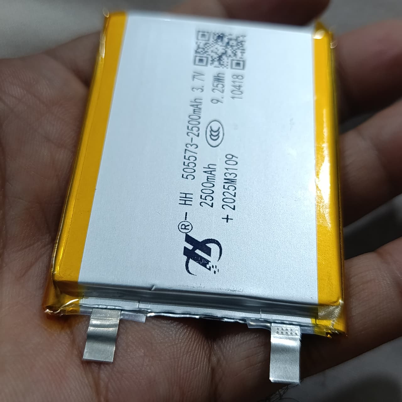 Hh 505573 LiPo Battery 2500mAh 3.7V For Laptop Battery Replacement - a rectangular silver lithium-polymer battery with yellow taped edges and two exposed metal contact tabs.