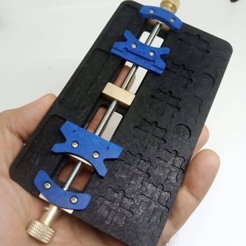 High Temperature PCB Board Holder Maintenance Repair Fixture Stand For Mobile Phone SMT Soldering Iron - a black base, threaded metal rod, and adjustable blue clamping brackets.