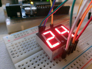 LED 7 Segment 2 Digit Common Anode Display 25MMX17MMX10MM - a red illuminated "2.9" on a breadboard connected to an Arduino board by jumper wires.