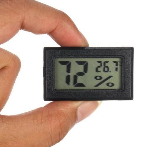 Mini Digital Thermometer Hygrometer Temperature Humidity Meter Fy-11 - a black rectangular display reading 72% and 26.7°C.