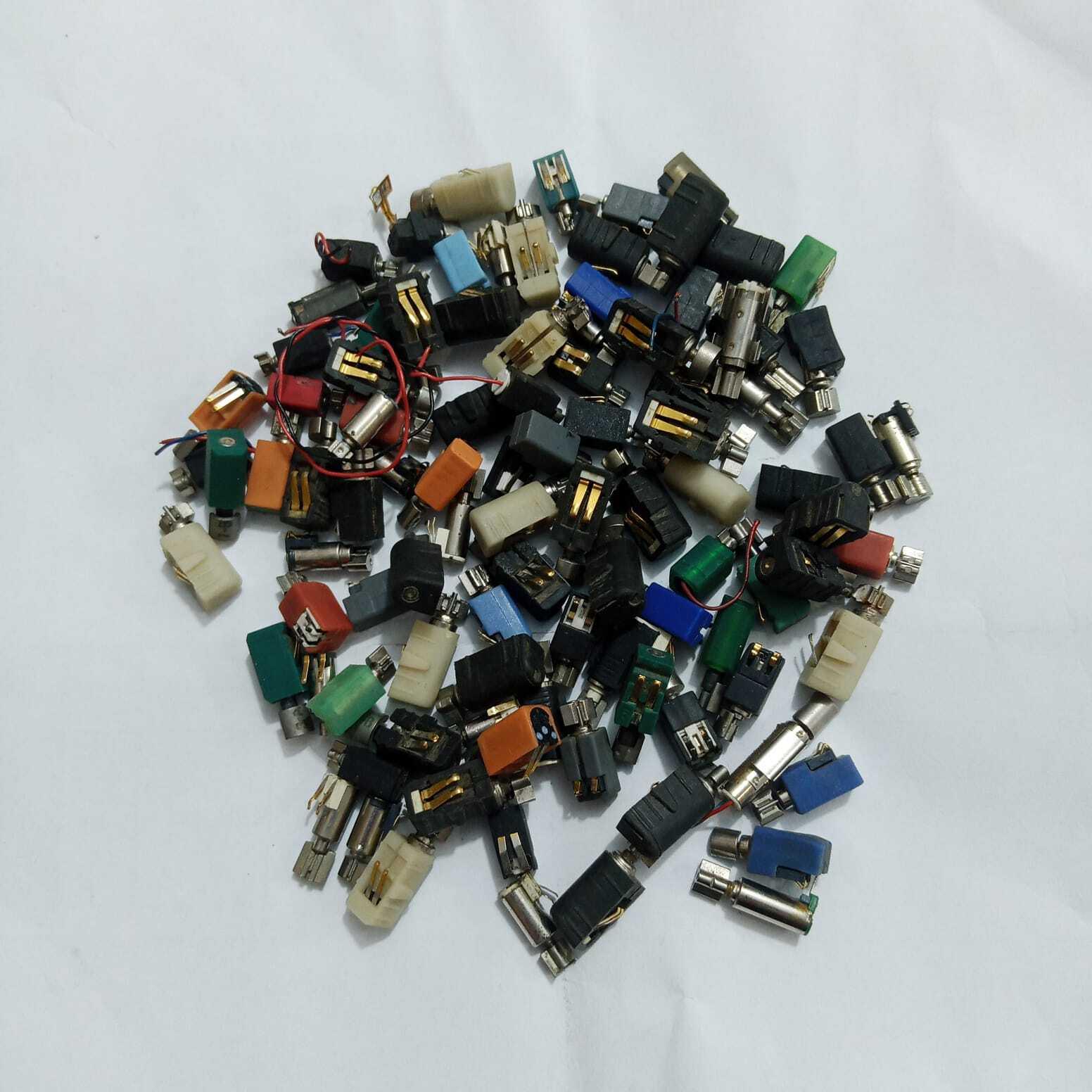 Mini Vibration Motor MT35 3V - shown as a large pile of assorted small cylindrical vibration motors with various coloured plastic housings and metal shafts.