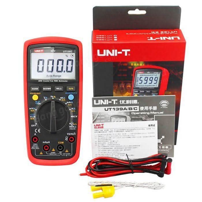 Multimeter digital UNI-T UT139C - with a red casing, a screen showing 000.0, a rotary dial, ports, its retail box, manual, test leads, and a temperature probe.