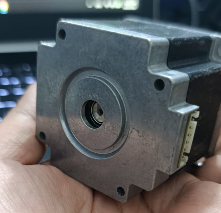 NEMA23 Bipolar 1.8 Degree 2.1A 54mm Stepper Motor 6.35mm Shaft Torque 15kg/cm Refurnished - a close-up of the silver metal front face, the central shaft opening, and the white electrical connector on the side.