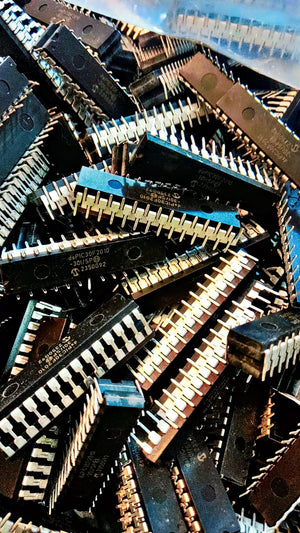 Original Inverter IC DSPIC30F2010 Microcontroller Price - a pile of black, rectangular dual-inline package integrated circuits with silver metal pins.