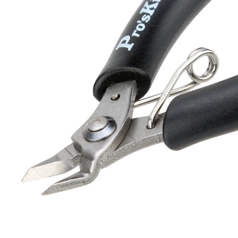 PRO’SKIT 1PK-501A 90mm Micro Cutting Plier - Precision Cutting Tool - a close-up view of the metal cutting head and the black rubber-coated handles with an attached spring.