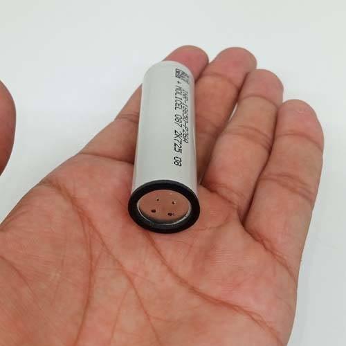 Pull-out High Quality 18650 3.7V 2600mAh Molicel Cell Battery - a grey cylindrical cell held in a hand, showing the flat negative terminal end and printed text on the side.