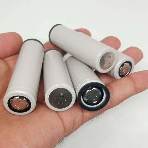 Pull-out High Quality 18650 3.7V 2600mAh Molicel Cell Battery - five grey cylindrical batteries held in a hand, displaying their metal contact ends.