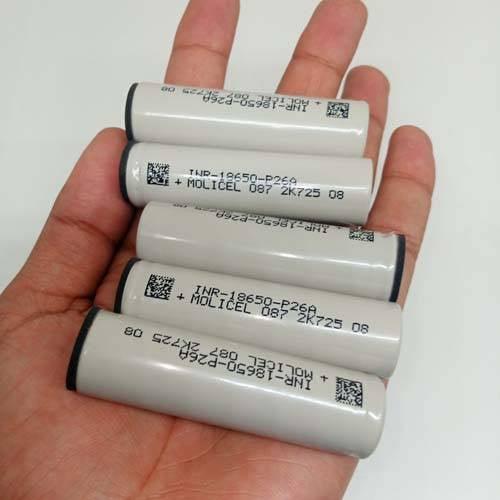 Pull-out High Quality 18650 3.7V 2600mAh Molicel Cell Battery - a hand holding five grey cylindrical batteries with printed model text and QR codes.