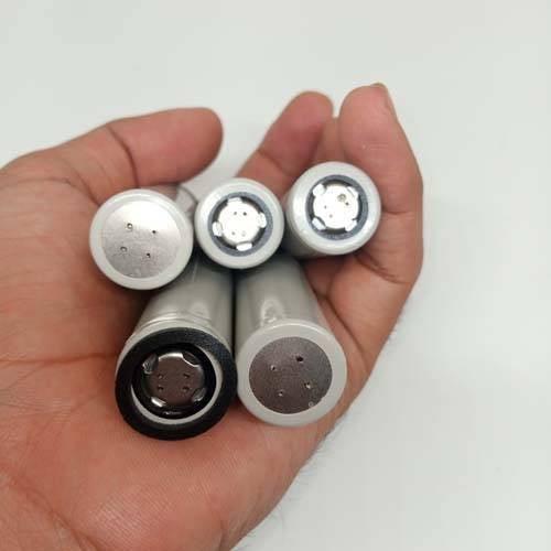 Pull-out High Quality 18650 3.7V 2600mAh Molicel Cell Battery - a hand holding five grey cylindrical batteries with exposed circular contact ends.